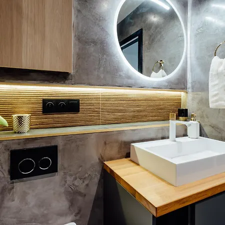 Diana - Free Parking *